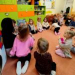 na zdjęciu wiać dzieci w w wieku przedszkolnym