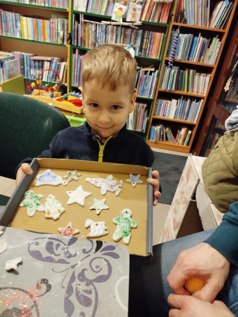 ŚWIĄTECZNE WARSZATY W BIBLIOTECE NA ŹRÓDLANEJ