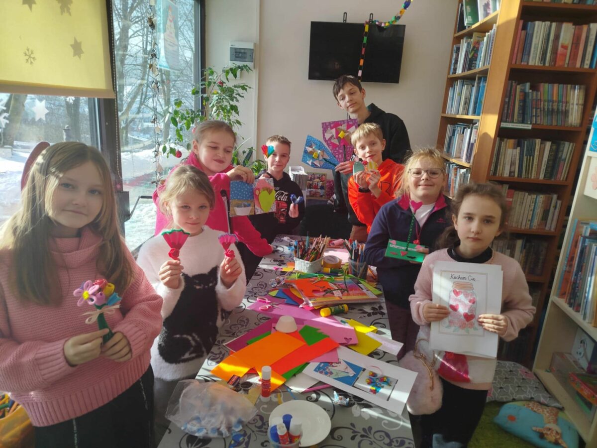 Pierwszy dzień zajęć feryjnych w bibliotece na Źródlanej