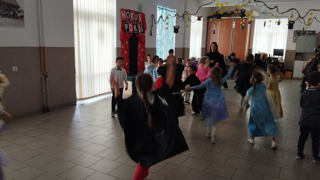 Magiczny Bal Karnawałowy w Bibliotece w Tyliczu