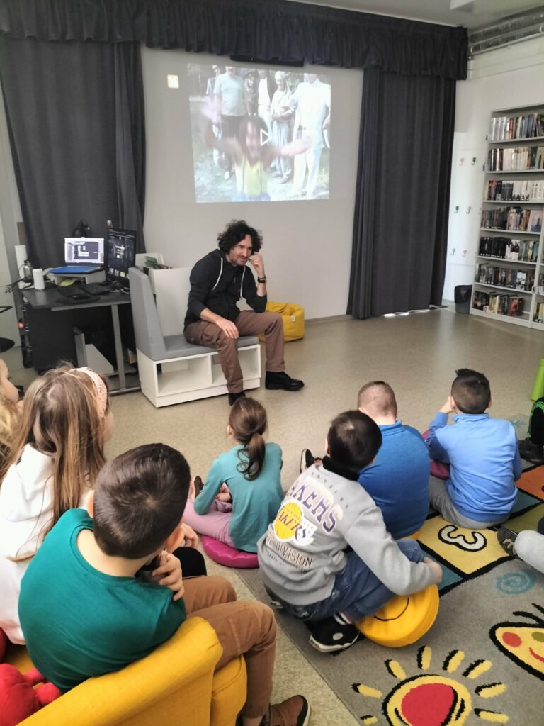 Uczniowie z Mochnaczki Niżnej w bibliotece
