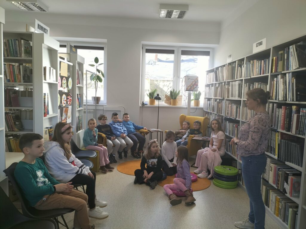 Uczniowie z Mochnaczki Niżnej w bibliotece