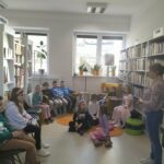 Uczniowie z Mochnaczki Niżnej w bibliotece