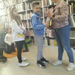 Uczniowie z Mochnaczki Niżnej w bibliotece
