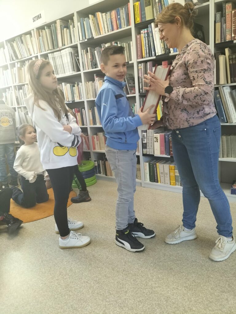 Uczniowie z Mochnaczki Niżnej w bibliotece