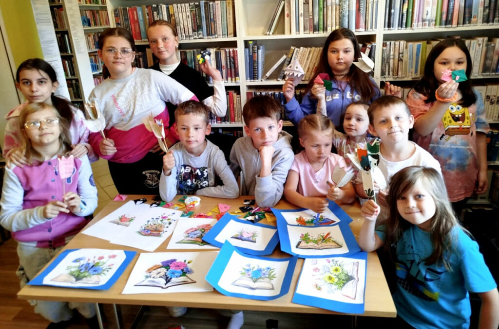 na zdjęciu widać dzieci w sali bibliotecznej