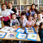 na zdjęciu widać dzieci w sali bibliotecznej