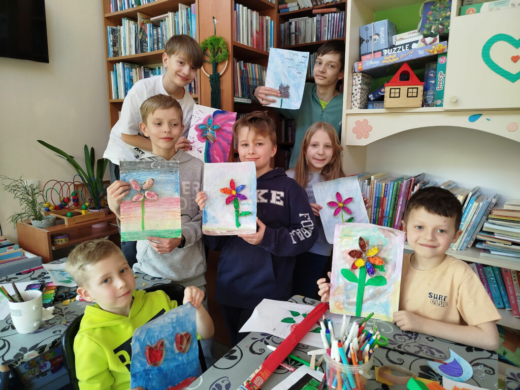 ZAJĘCIA KREATYWNE DLA DZIECI W BIBLIOTECE NA ŹRÓDLANEJ