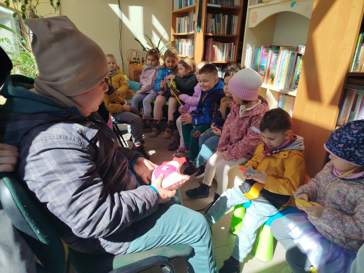 ODWIEDZINY PRZEDSZKOLAKÓW Z „PIĄTKI” W BIBLIOTECE NA ŹRÓDLANEJ
