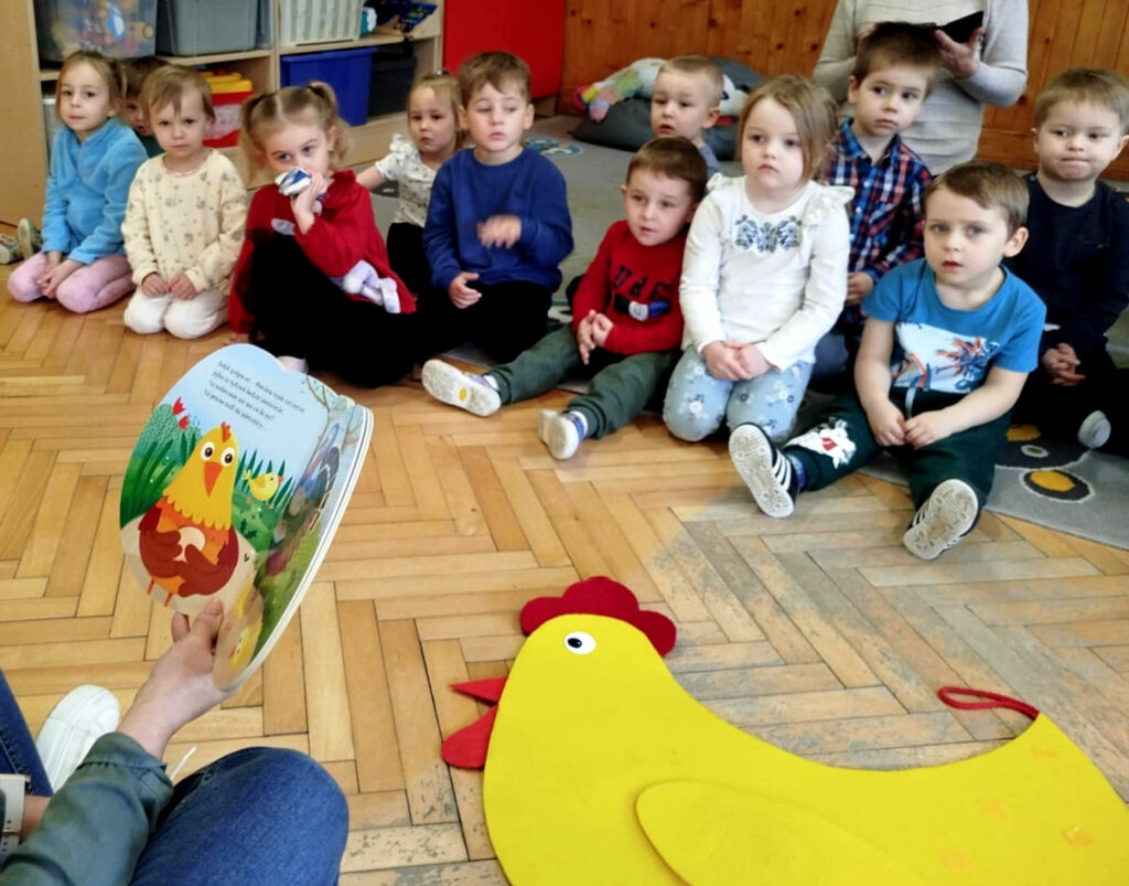 na zdjęciu widać dzieci w sali przedszkolnej