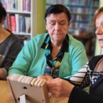 na zdjęciu widać 3 panie robiące pracę manualna