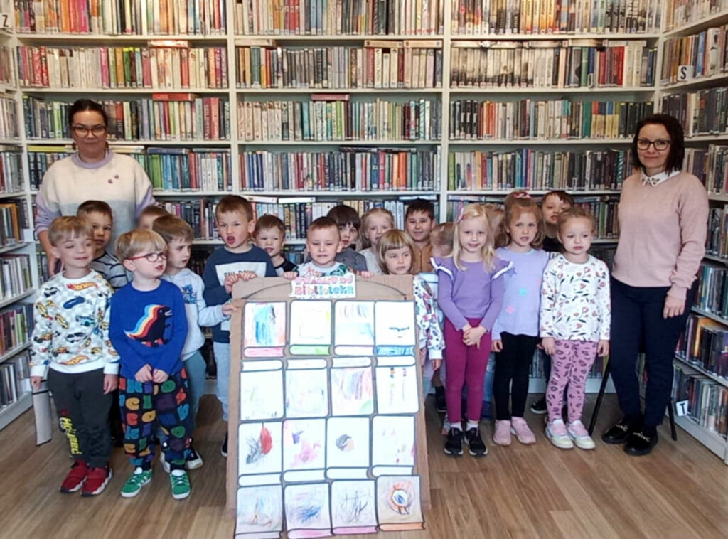 na zdjęciach widać dzieci stojące na tle regału z książkami