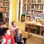 na zdjęciu widać dzieci w sali bibliotecznej