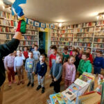 na zdjęciu widać dzieci w sali bibliotecznej