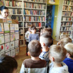 na zdjęciu widać dzieci w sali bibliotecznej