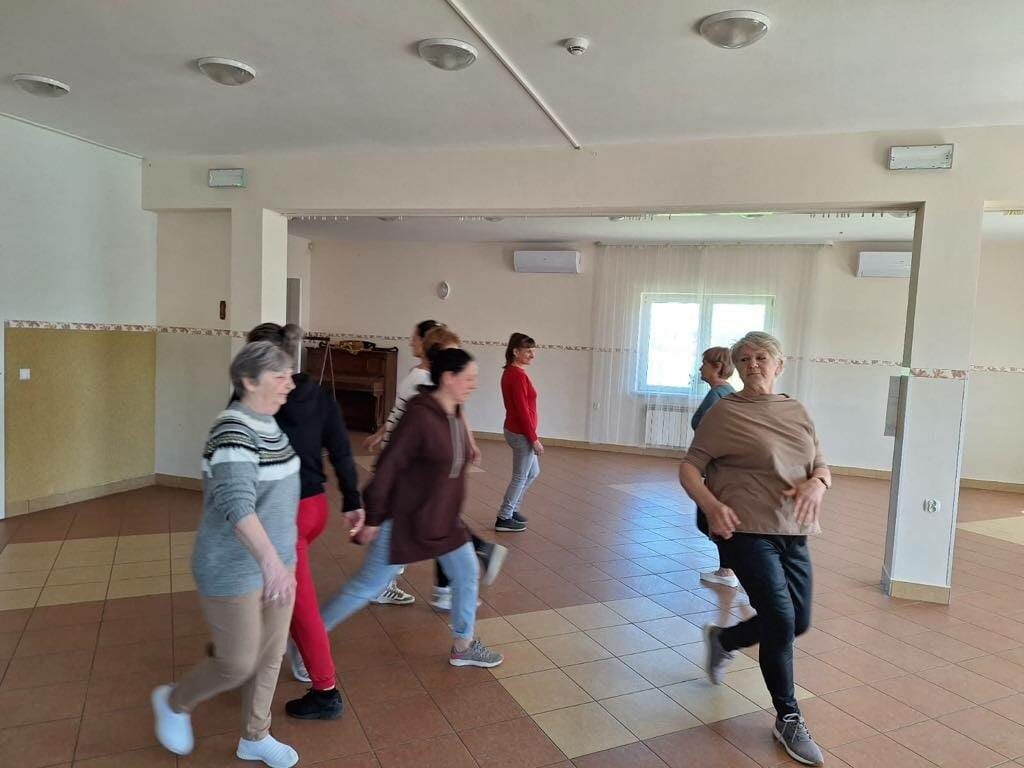 Na zdjęciu panie w sali wykonują ćwiczenia
