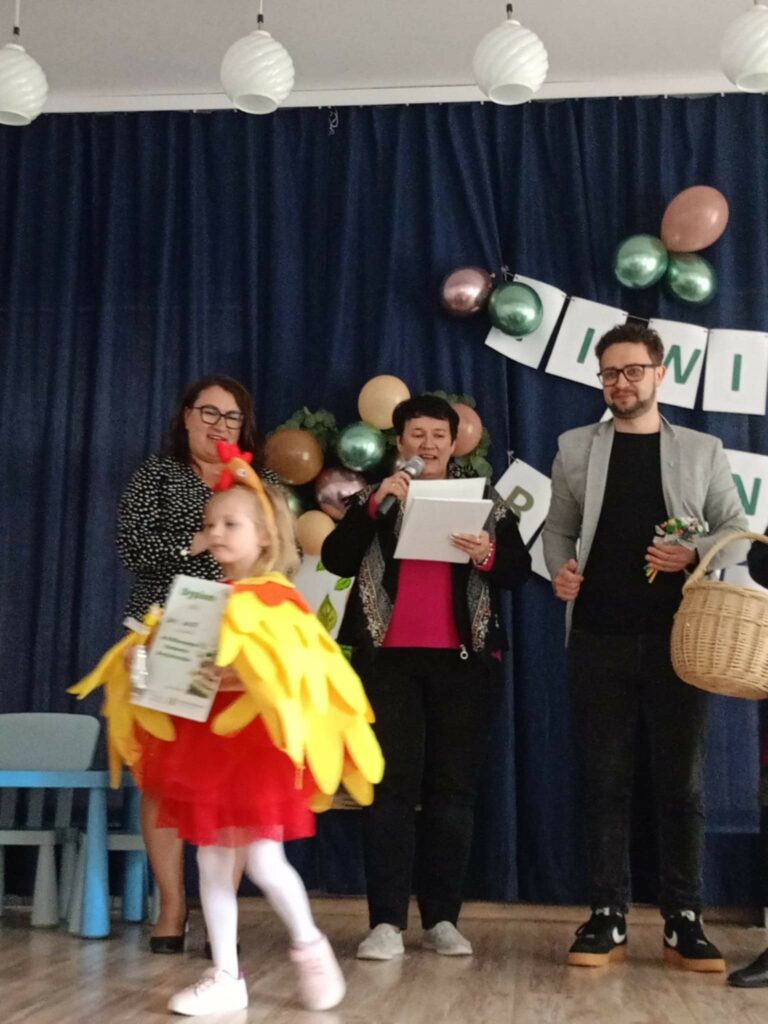 Na zdjęciu widać komisję oceniajcą na konkurskie recytatorskicm . Prze nimi dziewczyna jedna ze zwyciężców