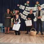 Na zdjęciu widać komisję oceniajcą na konkurskie recytatorskicm . Prze nimi dziewczyna jedna ze zwyciężców