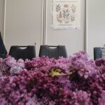 Na zdjęciu widać bez za nim plakat warsztatów zielarskich