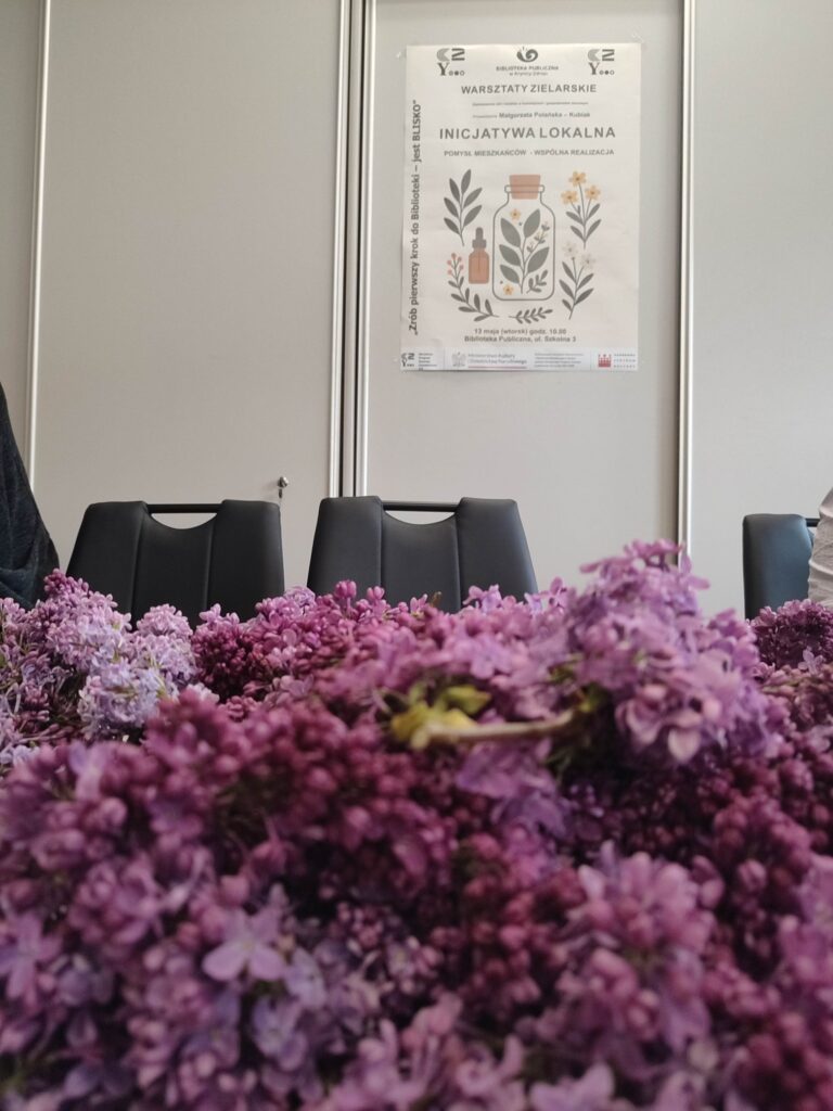 Na zdjęciu widać bez za nim plakat warsztatów zielarskich