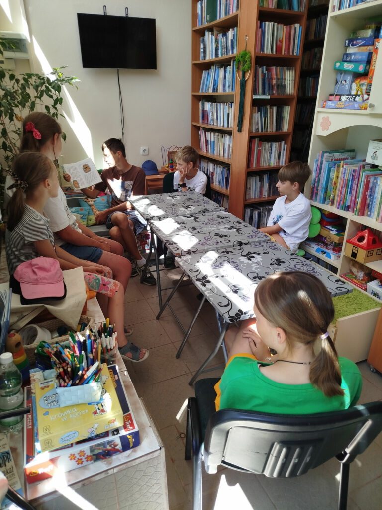 ZAJĘCIA WAKACYJNE W BIBLIOTECE NA ŻRÓDLANEJ