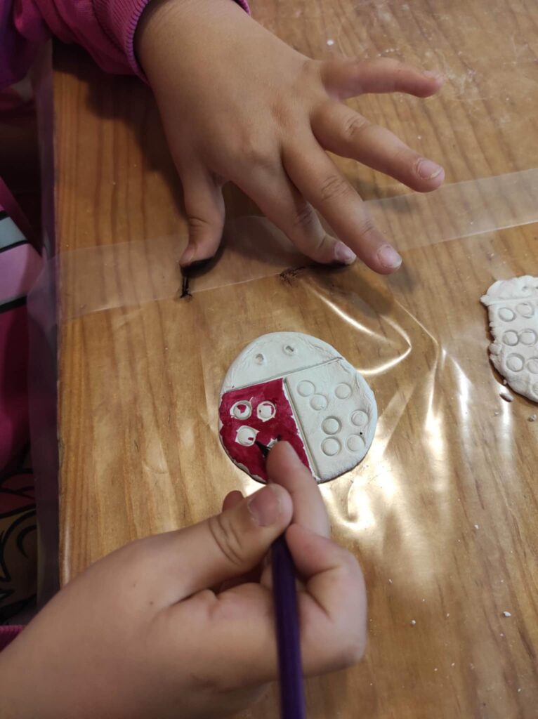 Na zdjęciu prace wykonywane przez dzieci.