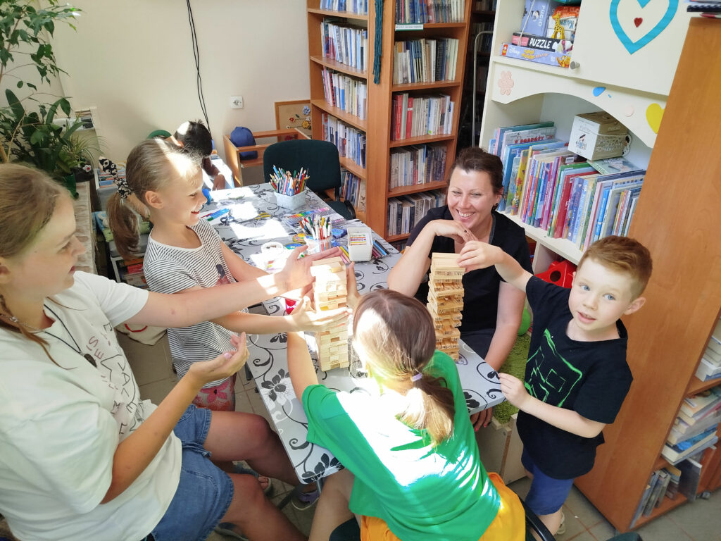 ZAJĘCIA WAKACYJNE W BIBLIOTECE NA ŻRÓDLANEJ