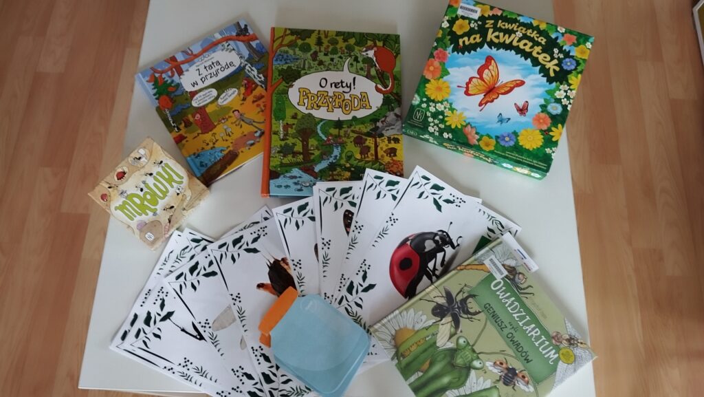 Na zdjęciu prezentacja książek o przyrodzie.