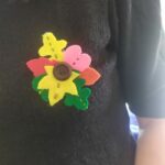 na zdjęciu kolorowa broszka wykonana przez panie seniorki