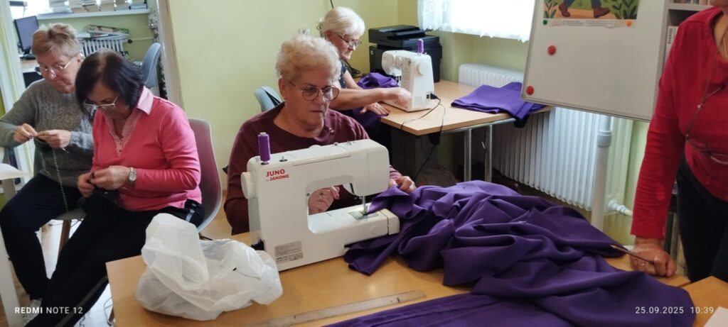 Twórcza energia w bibliotece – kolejna odsłona warsztatów szycia w Tyliczu