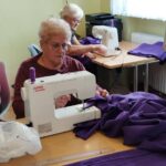 Twórcza energia w bibliotece – kolejna odsłona warsztatów szycia w Tyliczu