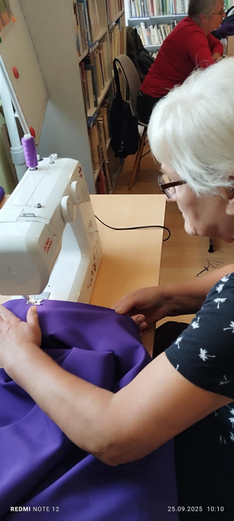 Twórcza energia w bibliotece – kolejna odsłona warsztatów szycia w Tyliczu