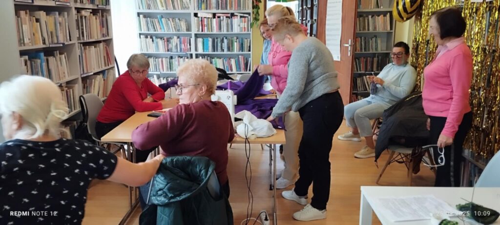 Twórcza energia w bibliotece – kolejna odsłona warsztatów szycia w Tyliczu