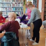 Twórcza energia w bibliotece – kolejna odsłona warsztatów szycia w Tyliczu