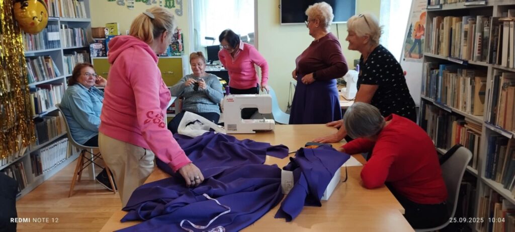 Twórcza energia w bibliotece – kolejna odsłona warsztatów szycia w Tyliczu