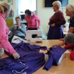 Twórcza energia w bibliotece – kolejna odsłona warsztatów szycia w Tyliczu