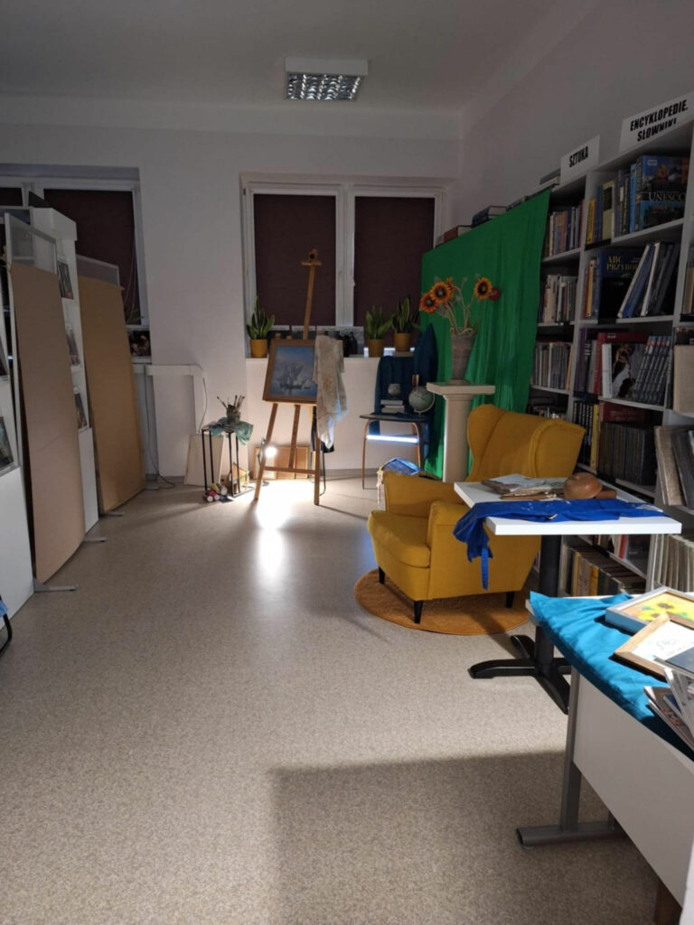 Magia kolorów w blasku latarek – Noc Bibliotek 2025