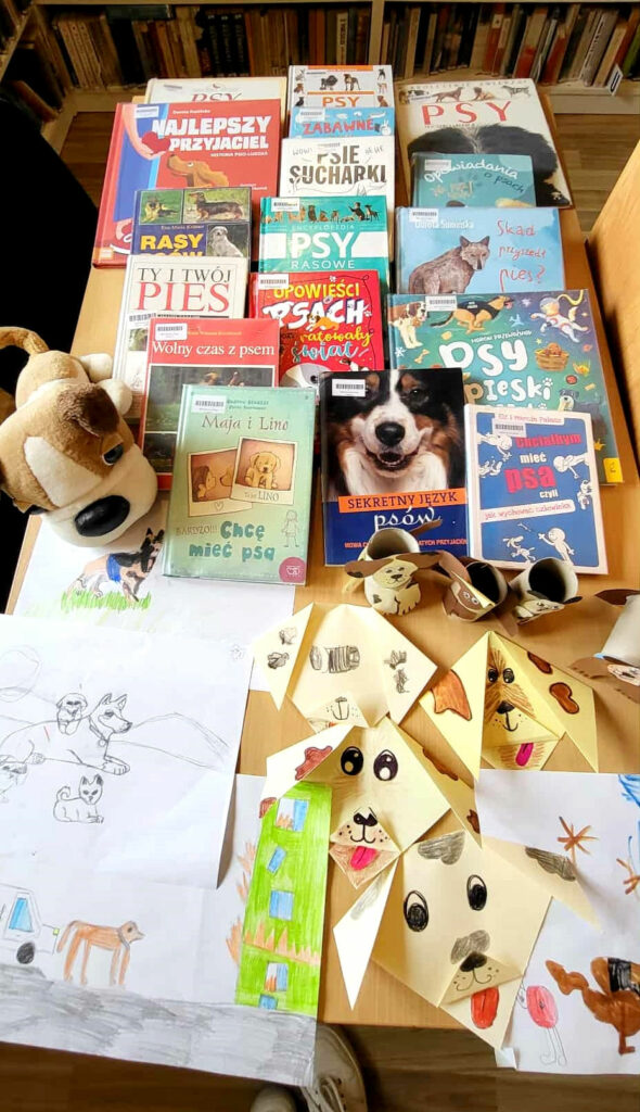 na zdjęciu widać książki o psach i prace plastyczne wykonane przez dzieci