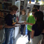 Magia kolorów w blasku latarek – Noc Bibliotek 2025