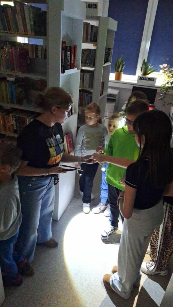 Magia kolorów w blasku latarek – Noc Bibliotek 2025