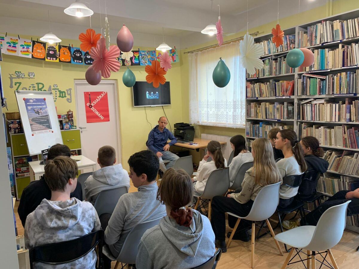 Radość życia wypływa z pasji spotkanie w bibliotece w Tyliczu