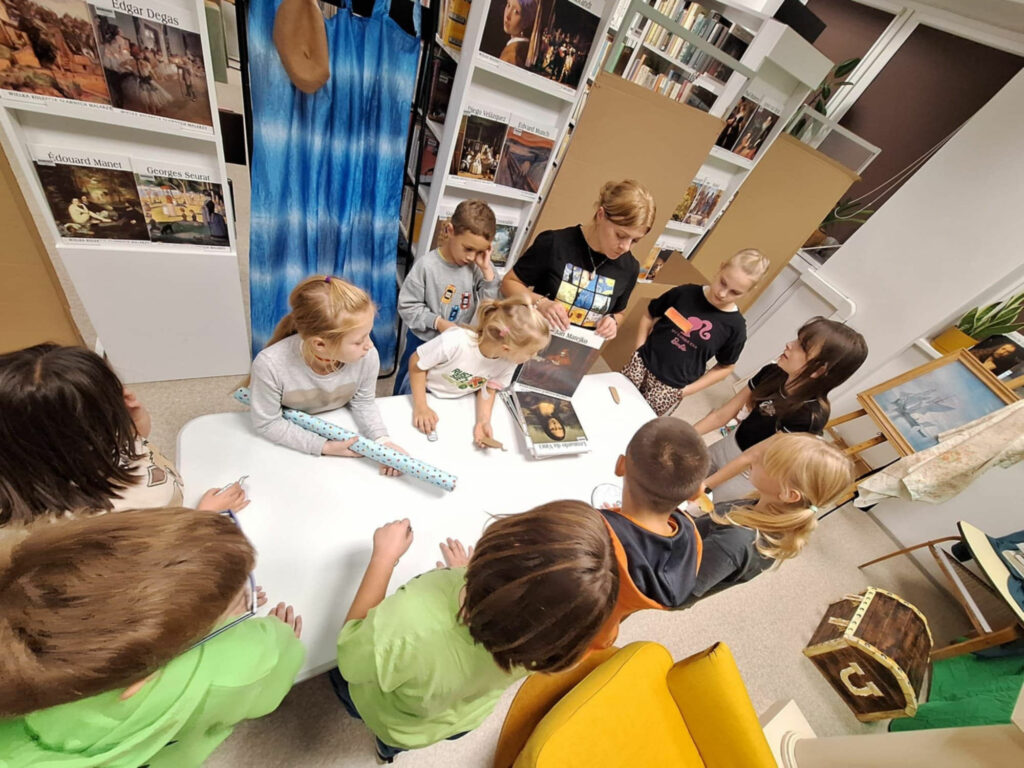 Magia kolorów w blasku latarek – Noc Bibliotek 2025