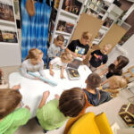 Magia kolorów w blasku latarek – Noc Bibliotek 2025