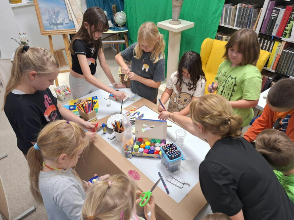 Magia kolorów w blasku latarek – Noc Bibliotek 2025