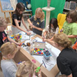 Magia kolorów w blasku latarek – Noc Bibliotek 2025