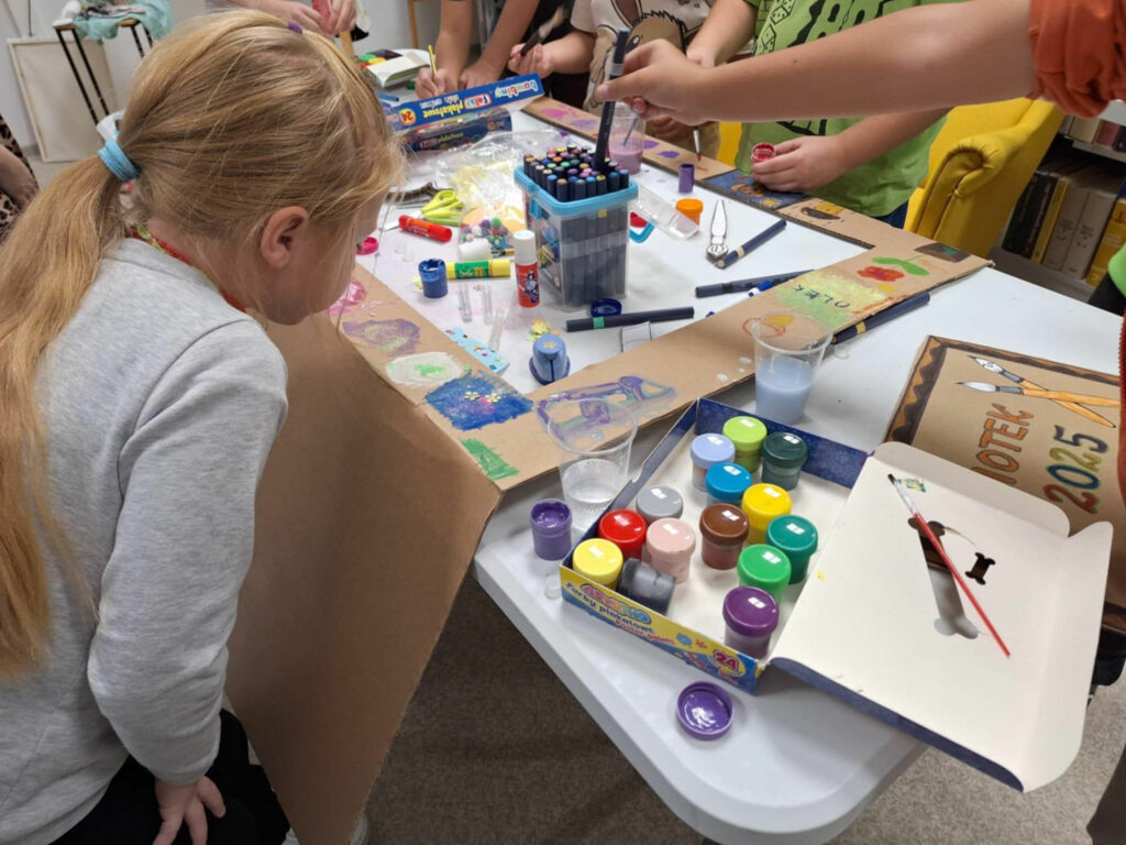 Magia kolorów w blasku latarek – Noc Bibliotek 2025