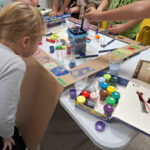 Magia kolorów w blasku latarek – Noc Bibliotek 2025