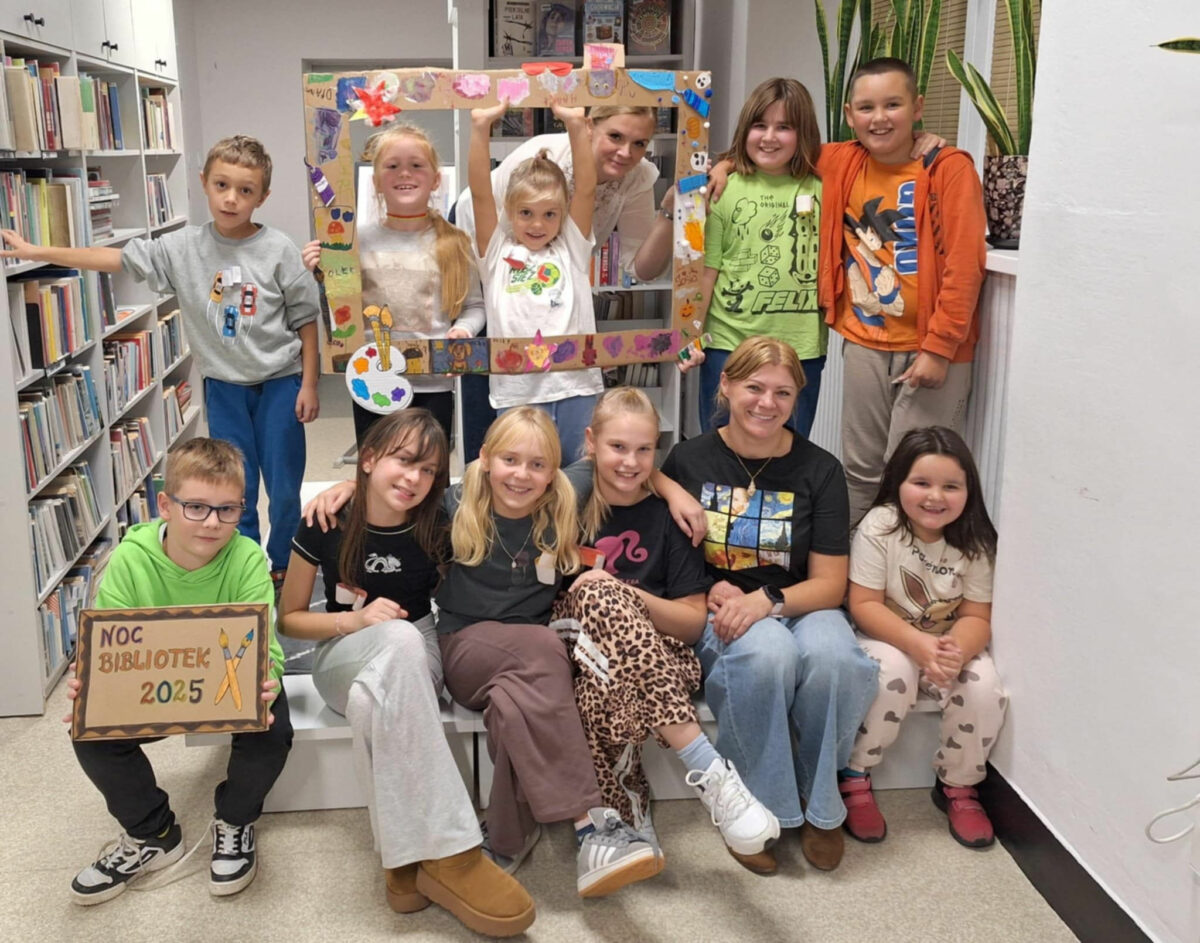 Magia kolorów w blasku latarek – Noc Bibliotek 2025