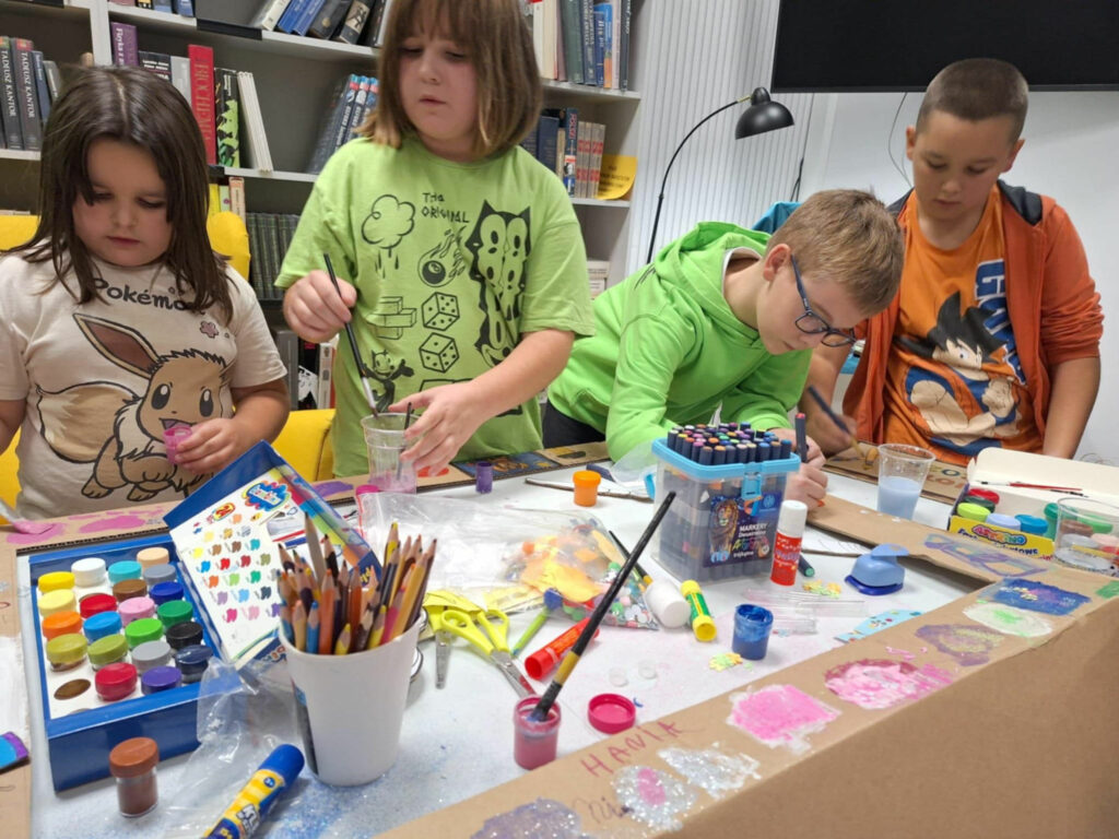 Magia kolorów w blasku latarek – Noc Bibliotek 2025