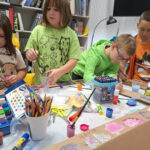 Magia kolorów w blasku latarek – Noc Bibliotek 2025